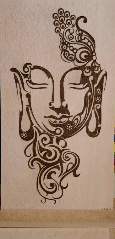 Tête de bouddha gravée